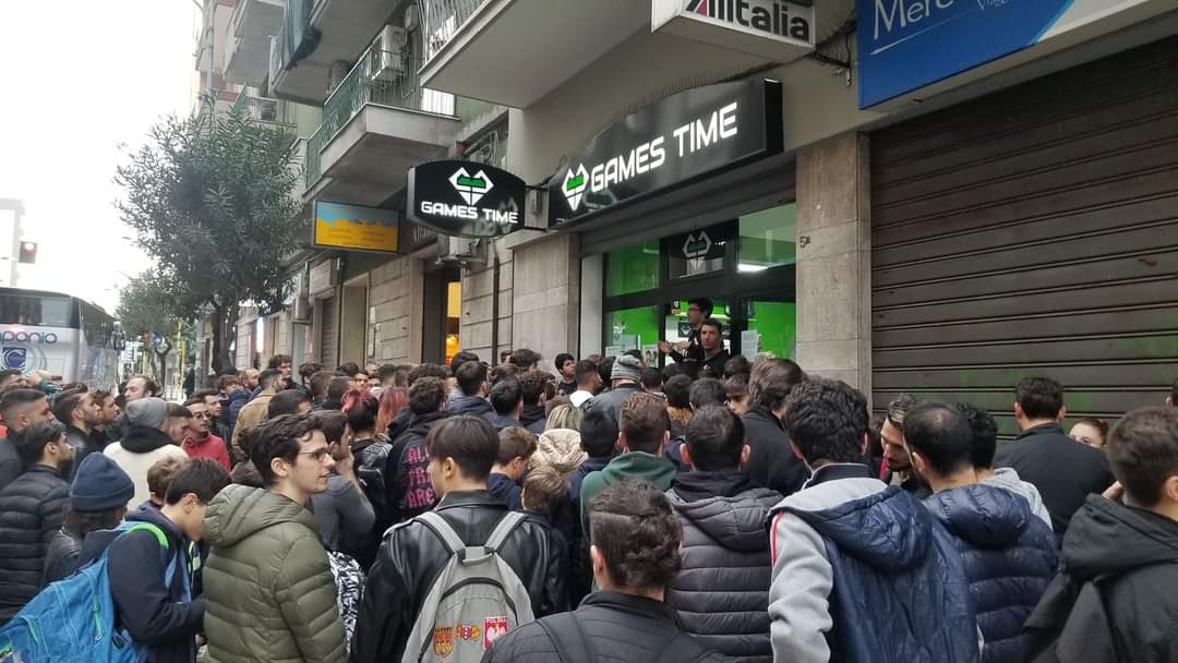 Folla all'inaugurazione di uno store
