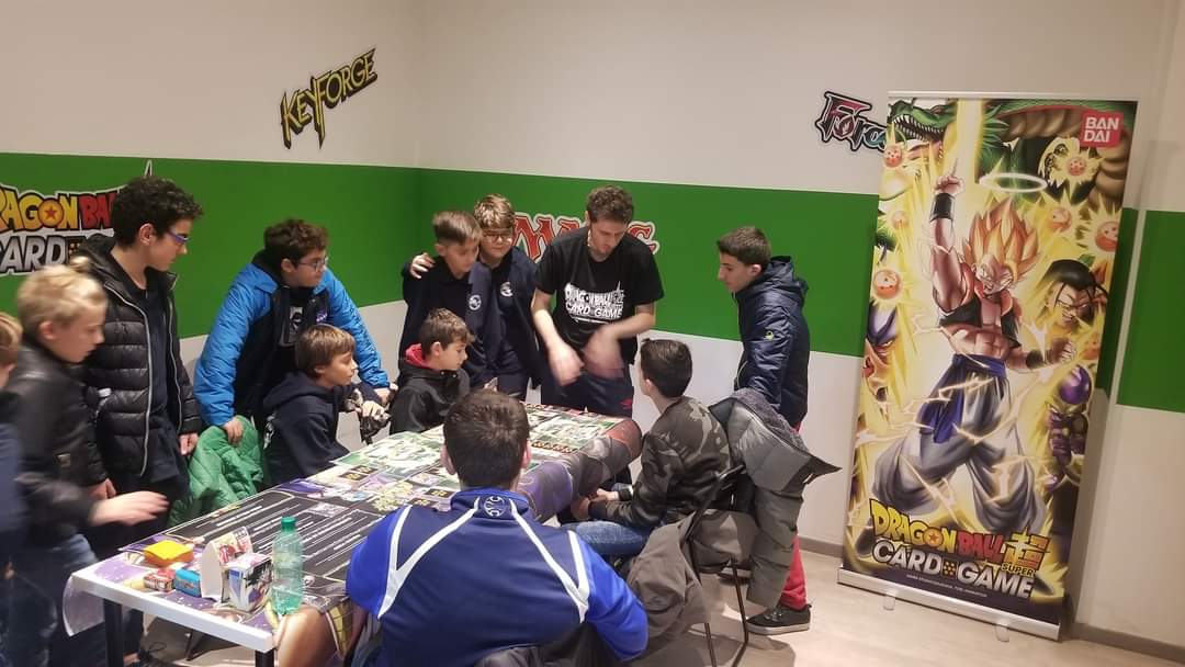 Torneo di carte collezionabili in uno store