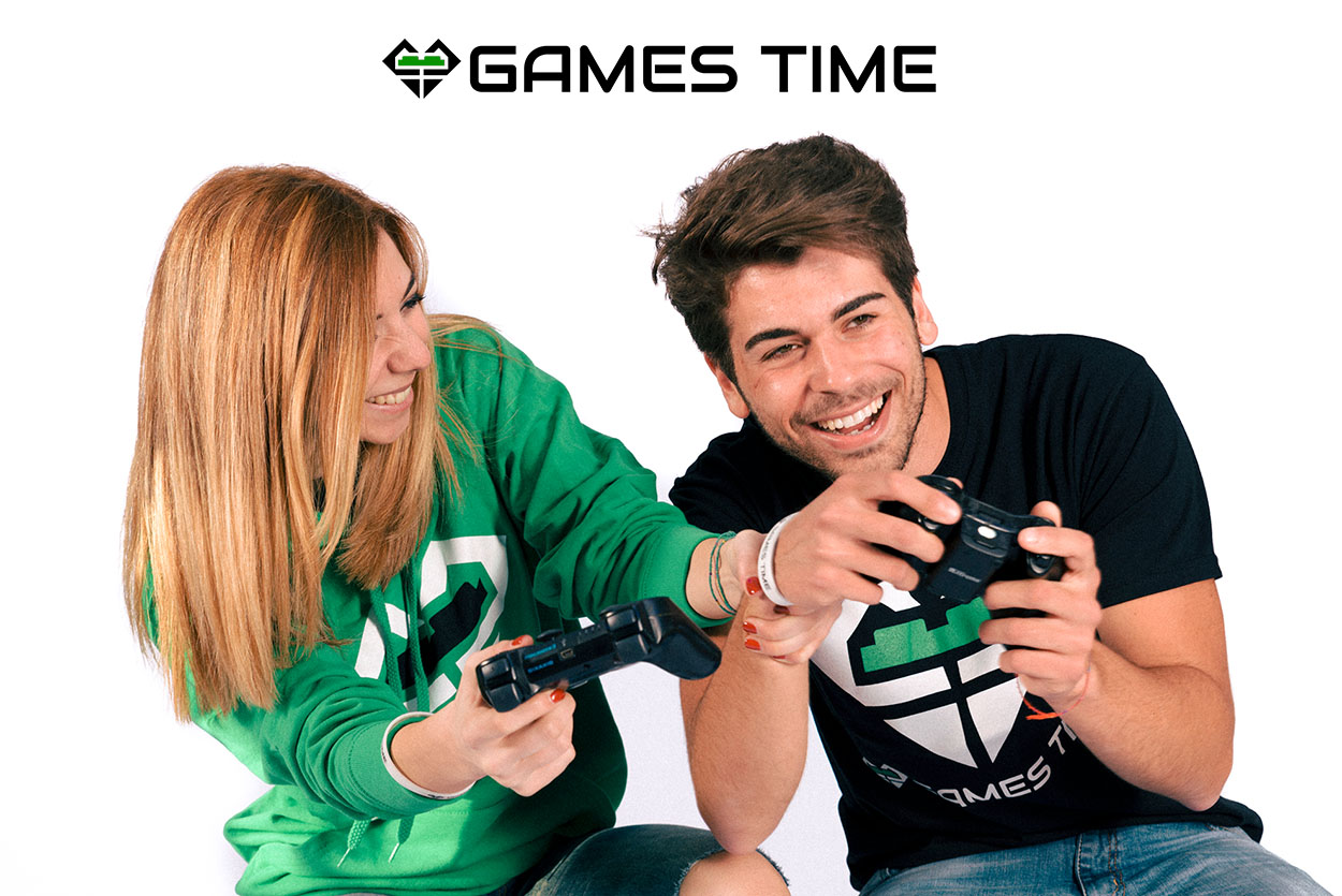 Due amici giocano insieme con i controller
