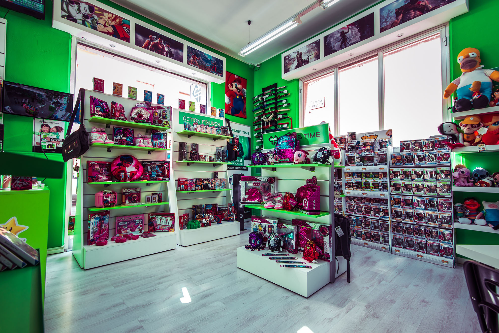 Scaffali di action figure e gadget