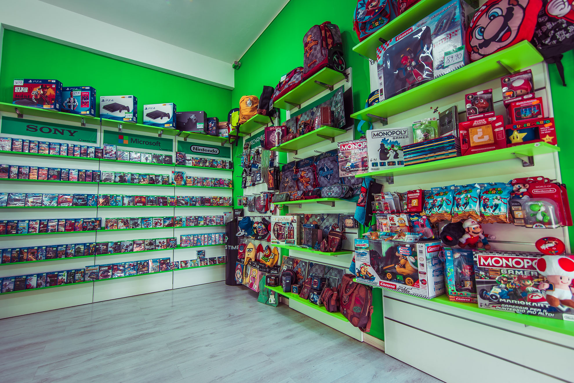 Scaffali di videogiochi e merchandising